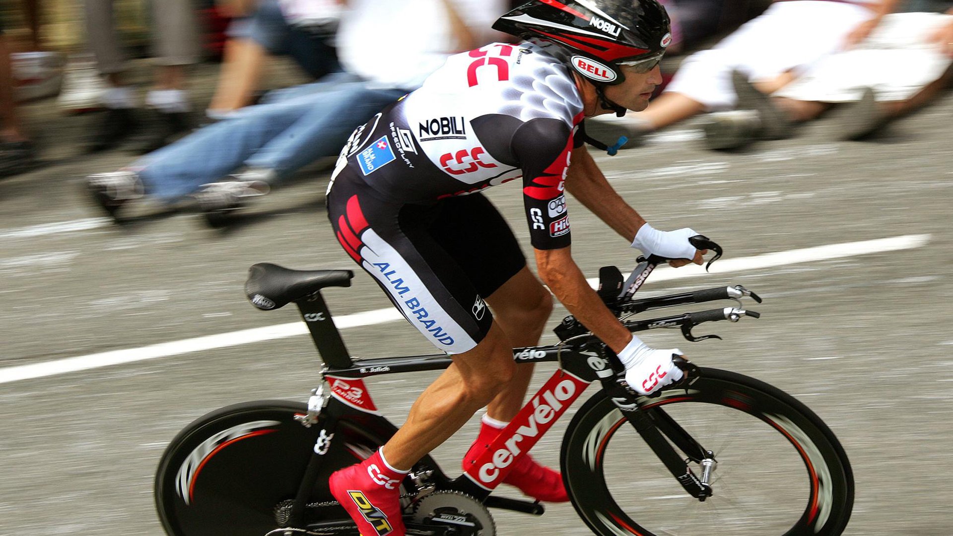 足球比赛强强对话,球员奋力拼搏,足球队伍比赛