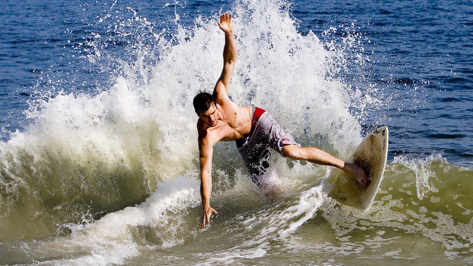 【哈珀连续多打点】费城人明星布莱斯·哈珀成比赛焦点,布莱斯-哈珀