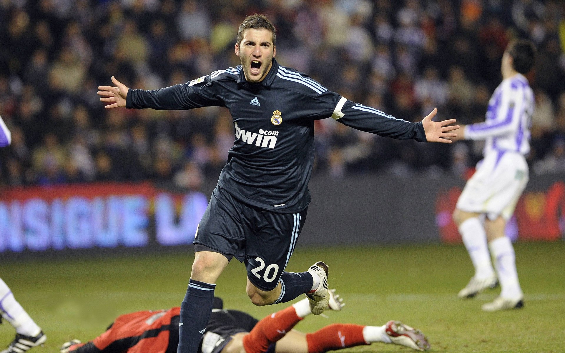 西班牙青少年骑手理查德·基尔克高德在国际马术比赛中获得银牌，展现潜力。